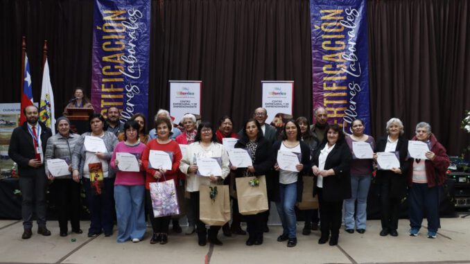 Vecinos de Villarrica recibiendo certificados tras finalizar exitosamente los Talleres Laborales 2026.