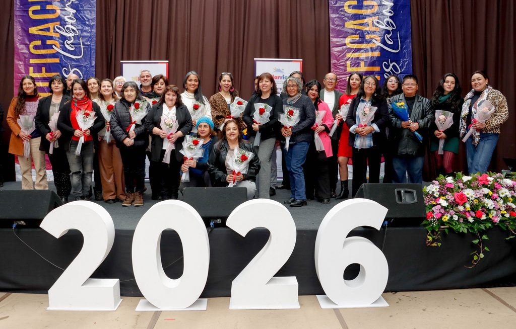Vecinos de Villarrica recibiendo certificados tras finalizar exitosamente los Talleres Laborales 2026.