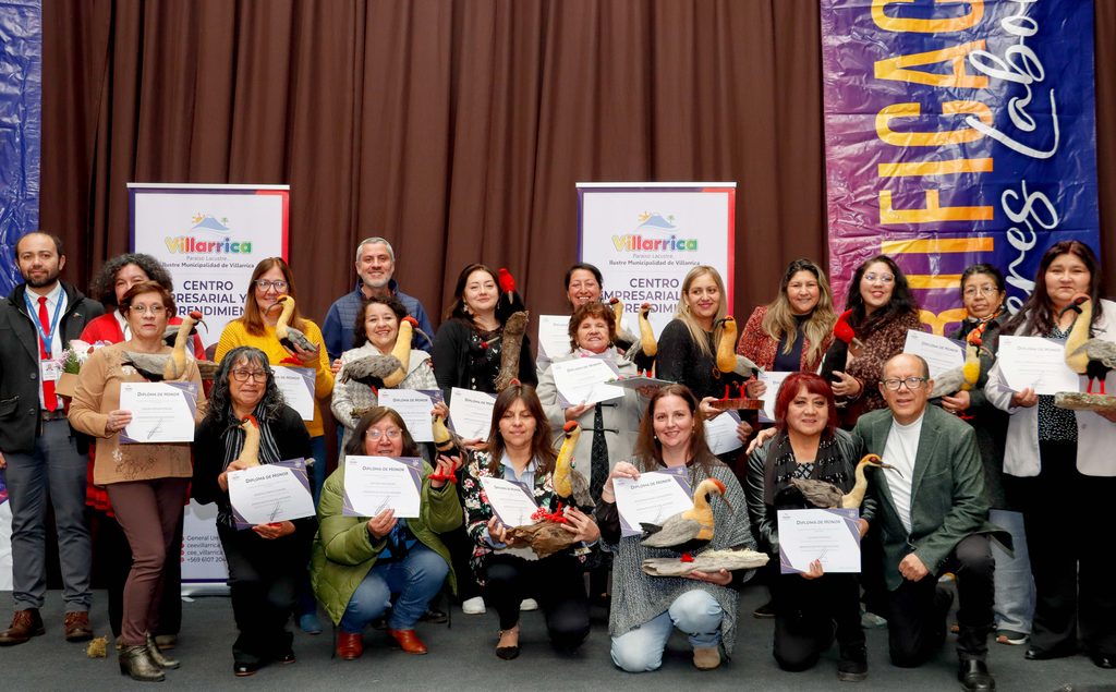 Vecinos de Villarrica recibiendo certificados tras finalizar exitosamente los Talleres Laborales 2026.