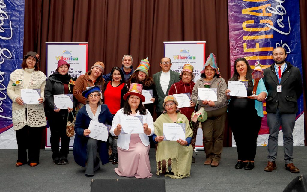 Vecinos de Villarrica recibiendo certificados tras finalizar exitosamente los Talleres Laborales 2026.
