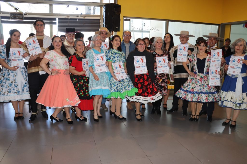 Participantes recibiendo sus diplomas en el cierre del Taller de Cueca 2026 en Villarrica