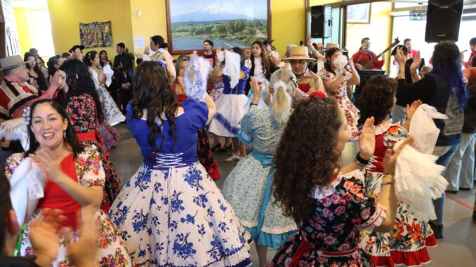 Participantes recibiendo sus diplomas en el cierre del Taller de Cueca 2026 en Villarrica
