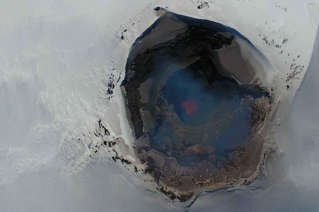 Columna de humo y actividad magmática en el cráter del volcán Villarrica durante su reciente proceso de reactivación