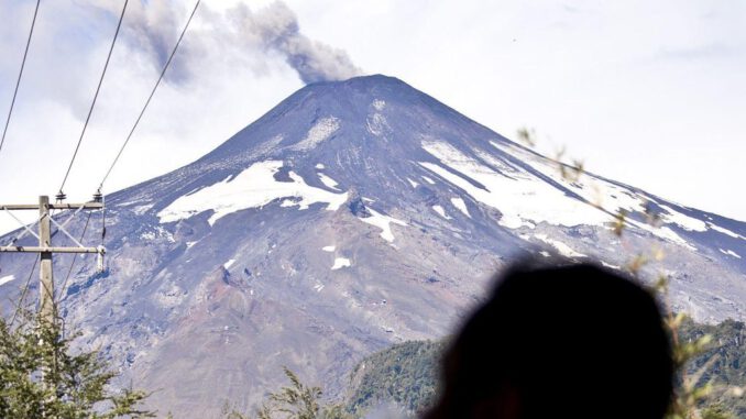 Columna de humo y actividad magmática en el cráter del volcán Villarrica durante su reciente proceso de reactivación