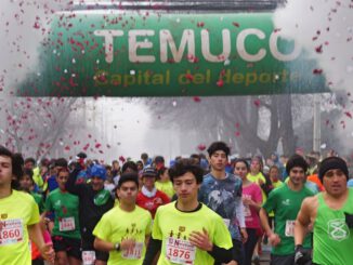 Corredores preparados en el frontis del Liceo Pablo Neruda para la octava edición de la corrida