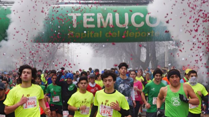 Corredores preparados en el frontis del Liceo Pablo Neruda para la octava edición de la corrida