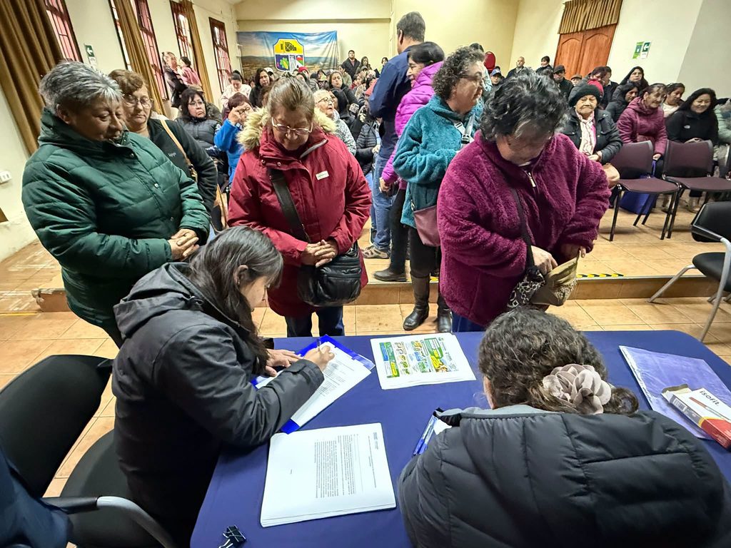 Familias campesinas de Pitrufqun recibiendo bonos de ayuda de INDAP y la municipalidad