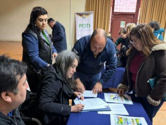 Familias campesinas de Pitrufqun recibiendo bonos de ayuda de INDAP y la municipalidad