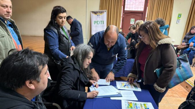 Familias campesinas de Pitrufqun recibiendo bonos de ayuda de INDAP y la municipalidad