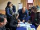 Familias campesinas de Pitrufqun recibiendo bonos de ayuda de INDAP y la municipalidad