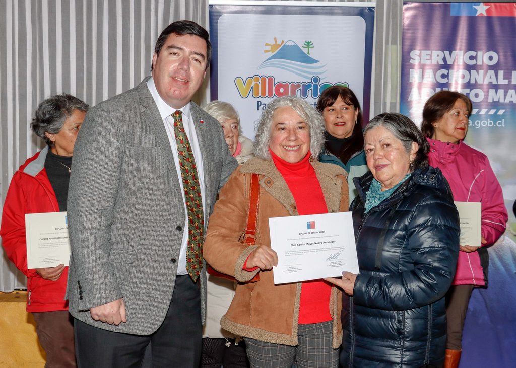 Autoridades y representantes de organizaciones de adultos mayores celebran la entrega de fondos en Villarrica