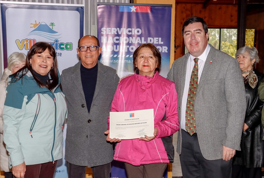 Autoridades y representantes de organizaciones de adultos mayores celebran la entrega de fondos en Villarrica