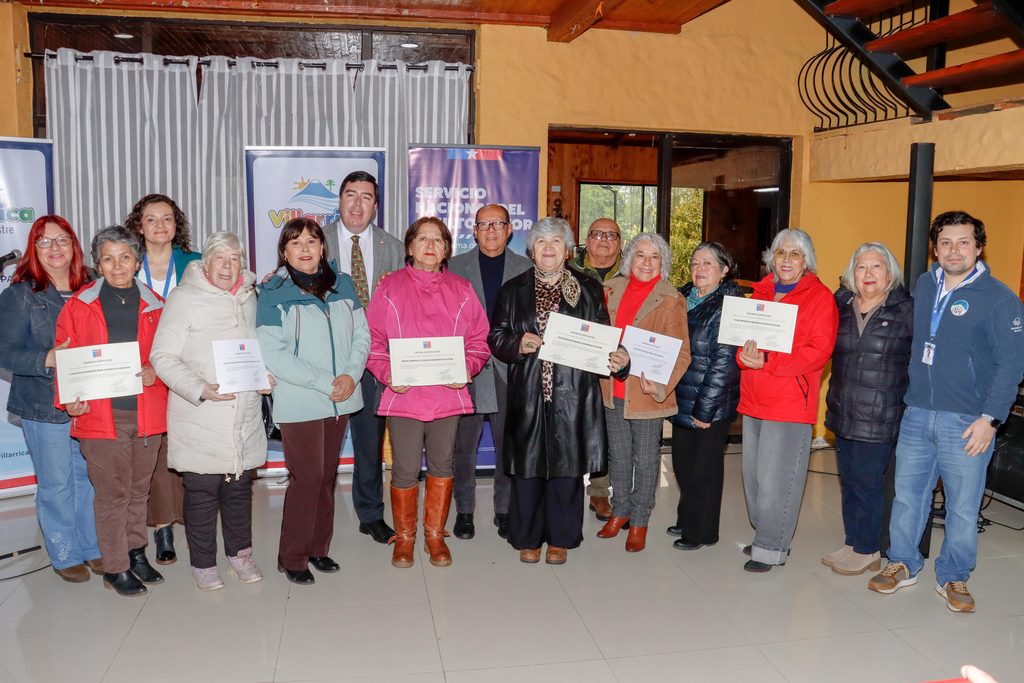 Autoridades y representantes de organizaciones de adultos mayores celebran la entrega de fondos en Villarrica