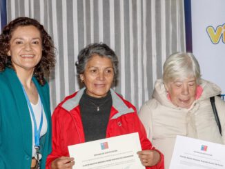 Autoridades y representantes de organizaciones de adultos mayores celebran la entrega de fondos en Villarrica