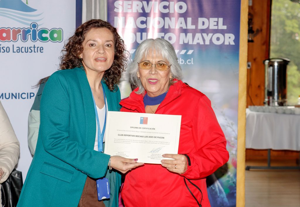 Autoridades y representantes de organizaciones de adultos mayores celebran la entrega de fondos en Villarrica