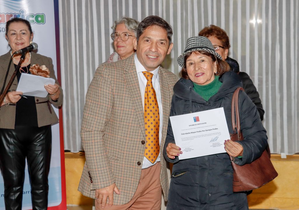 Autoridades y representantes de organizaciones de adultos mayores celebran la entrega de fondos en Villarrica