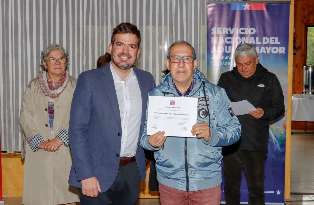 Autoridades y representantes de organizaciones de adultos mayores celebran la entrega de fondos en Villarrica