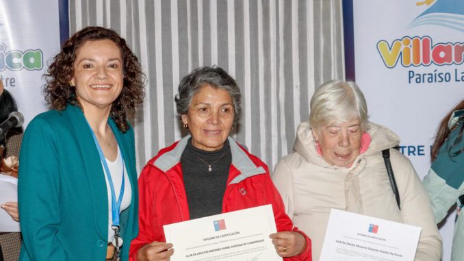Autoridades y representantes de organizaciones de adultos mayores celebran la entrega de fondos en Villarrica