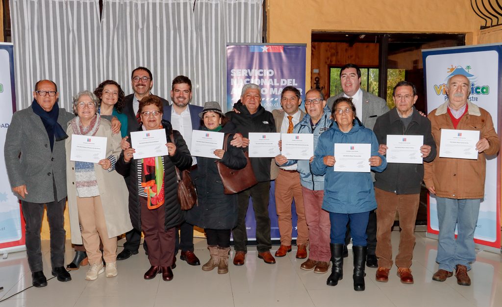 Autoridades y representantes de organizaciones de adultos mayores celebran la entrega de fondos en Villarrica