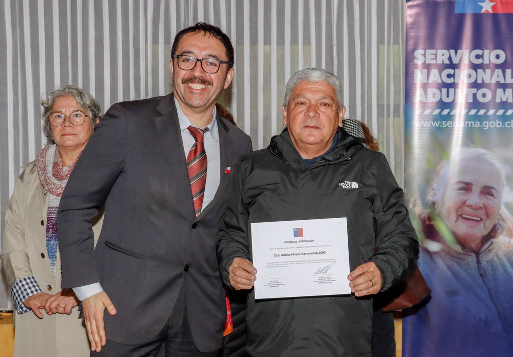Autoridades y representantes de organizaciones de adultos mayores celebran la entrega de fondos en Villarrica