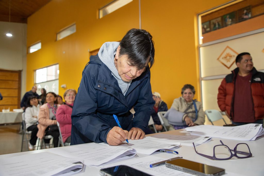 Autoridades y vecinos de Lautaro celebran el inicio de obras de aislación térmica para 30 familias.