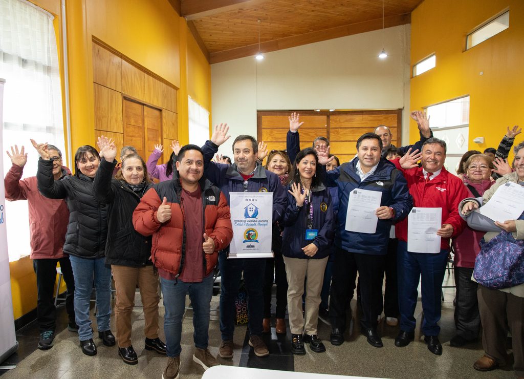 Autoridades y vecinos de Lautaro celebran el inicio de obras de aislación térmica para 30 familias.