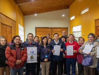 Autoridades y vecinos de Lautaro celebran el inicio de obras de aislación térmica para 30 familias.
