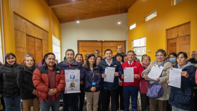 Autoridades y vecinos de Lautaro celebran el inicio de obras de aislación térmica para 30 familias.