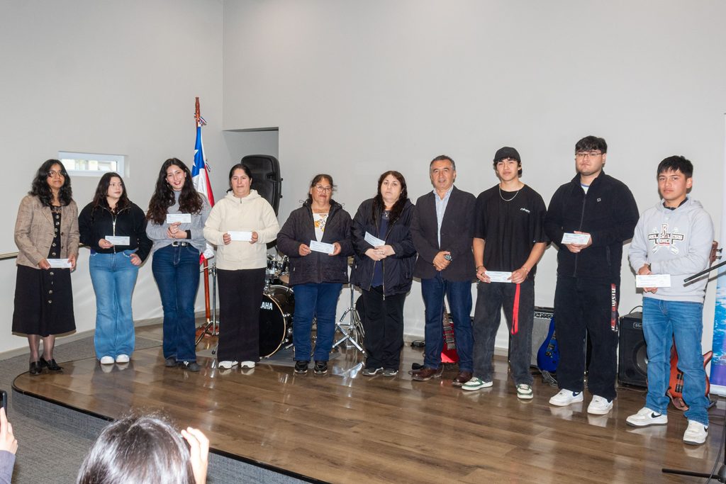 Estudiantes de Teodoro Schmidt recibiendo sus becas de residencia en la ceremonia municipal