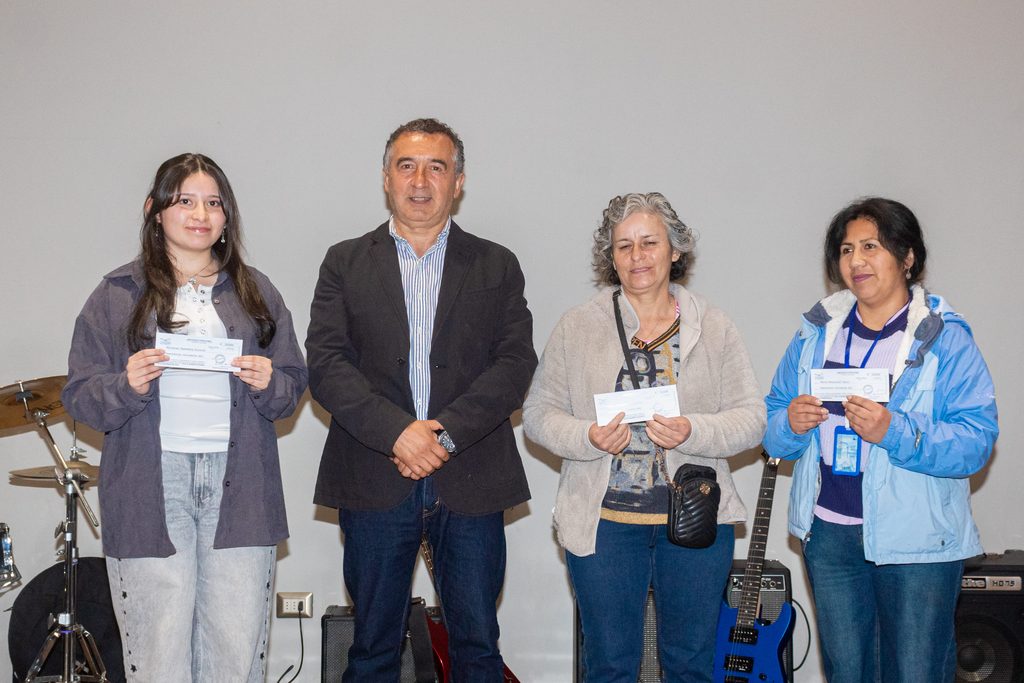 Estudiantes de Teodoro Schmidt recibiendo sus becas de residencia en la ceremonia municipal