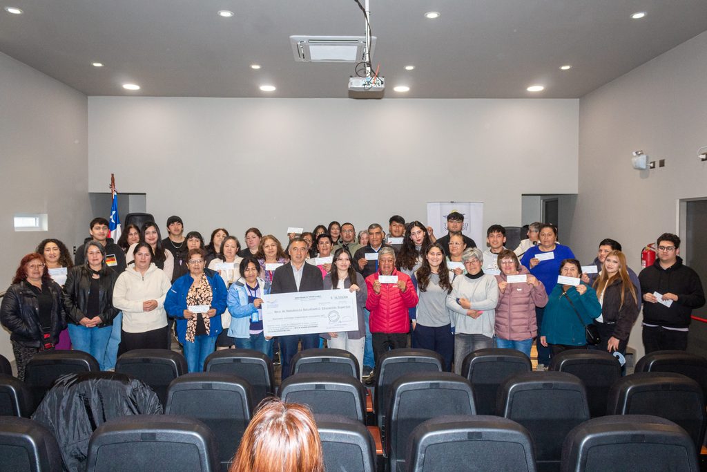 Estudiantes de Teodoro Schmidt recibiendo sus becas de residencia en la ceremonia municipal