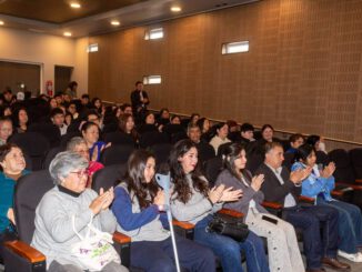 Estudiantes de Teodoro Schmidt recibiendo sus becas de residencia en la ceremonia municipal