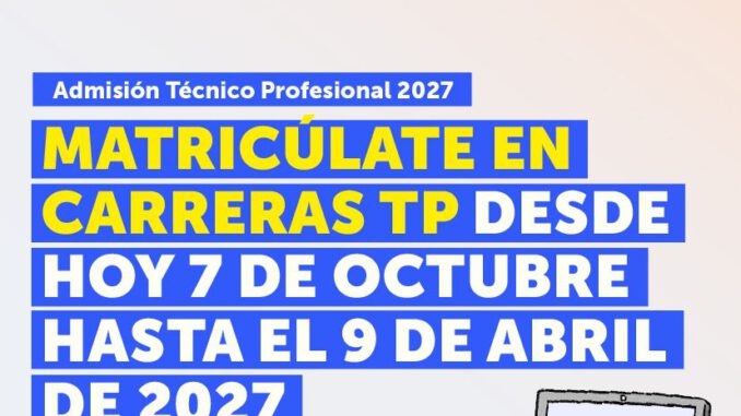 Estudiantes revisando opciones de matricula para la admision tecnico profesional sin paes