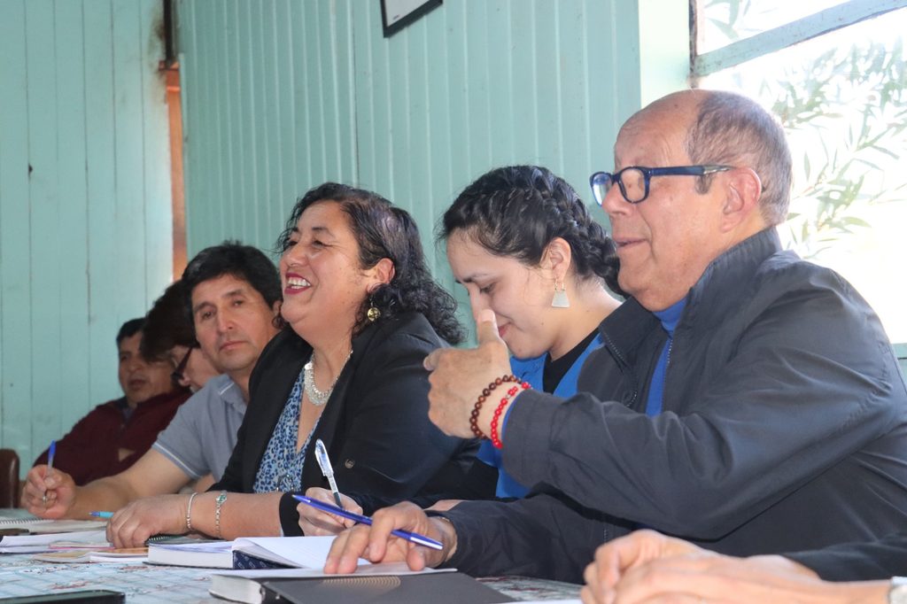 Reunión entre el alcalde de Villarrica y vecinos de Liumalla para la reposición de la posta rural