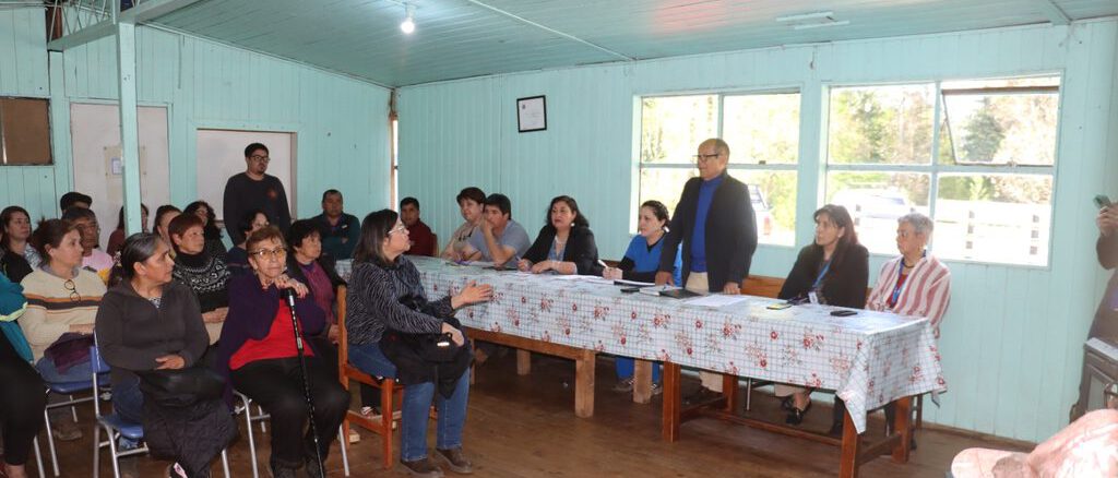 Reunión entre el alcalde de Villarrica y vecinos de Liumalla para la reposición de la posta rural