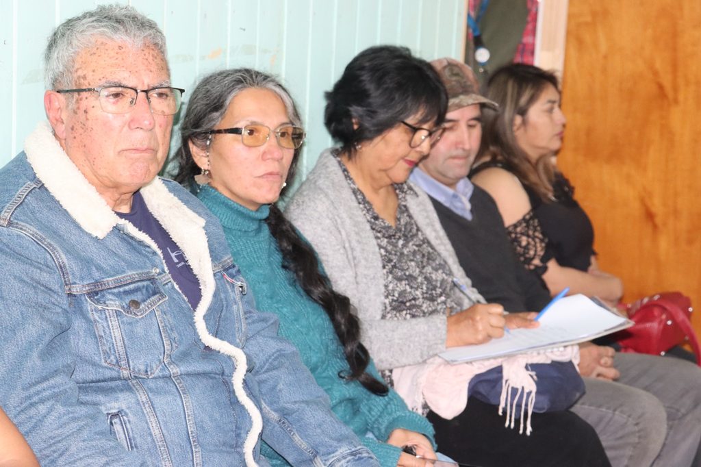 Reunión entre el alcalde de Villarrica y vecinos de Liumalla para la reposición de la posta rural