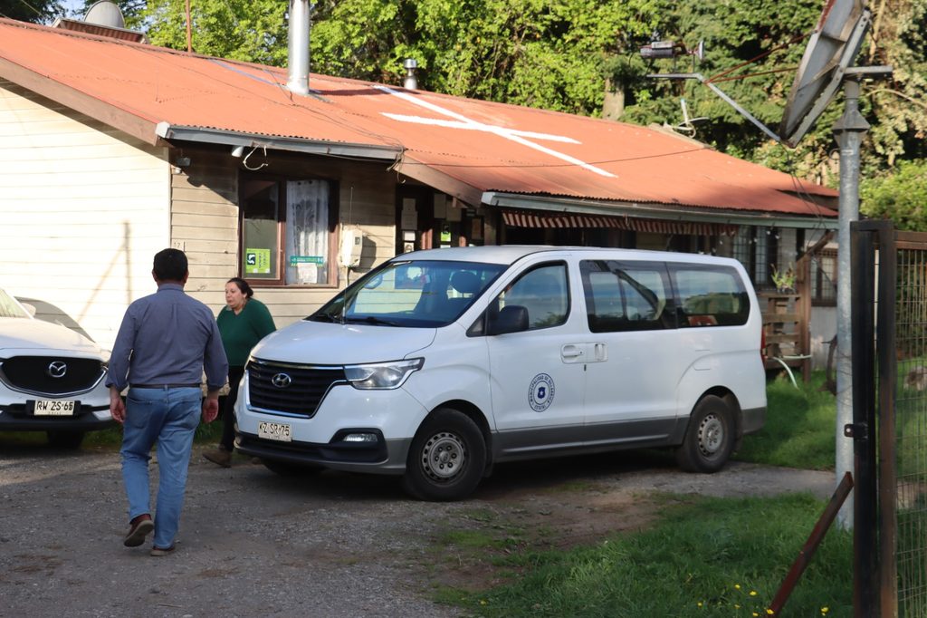 Reunión entre el alcalde de Villarrica y vecinos de Liumalla para la reposición de la posta rural