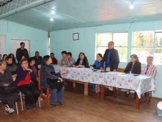 Reunión entre el alcalde de Villarrica y vecinos de Liumalla para la reposición de la posta rural