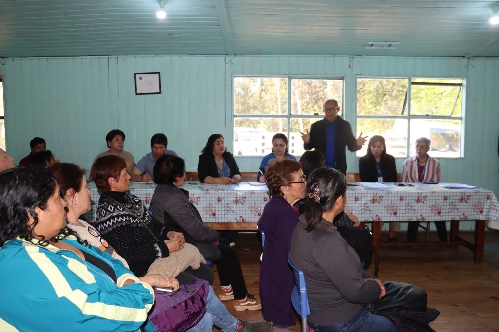 Reunión entre el alcalde de Villarrica y vecinos de Liumalla para la reposición de la posta rural