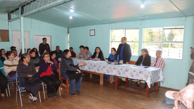 Reunión entre el alcalde de Villarrica y vecinos de Liumalla para la reposición de la posta rural