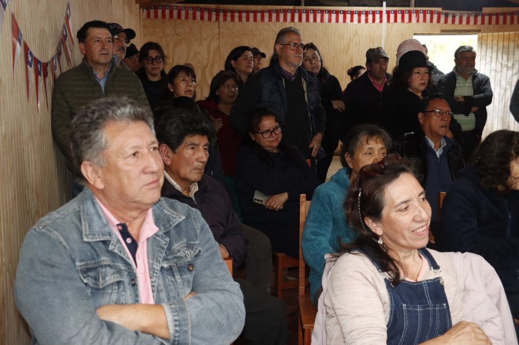 Alcalde de Villarrica y dirigentes vecinales reunidos para exigir mejoras en caminos rurales.