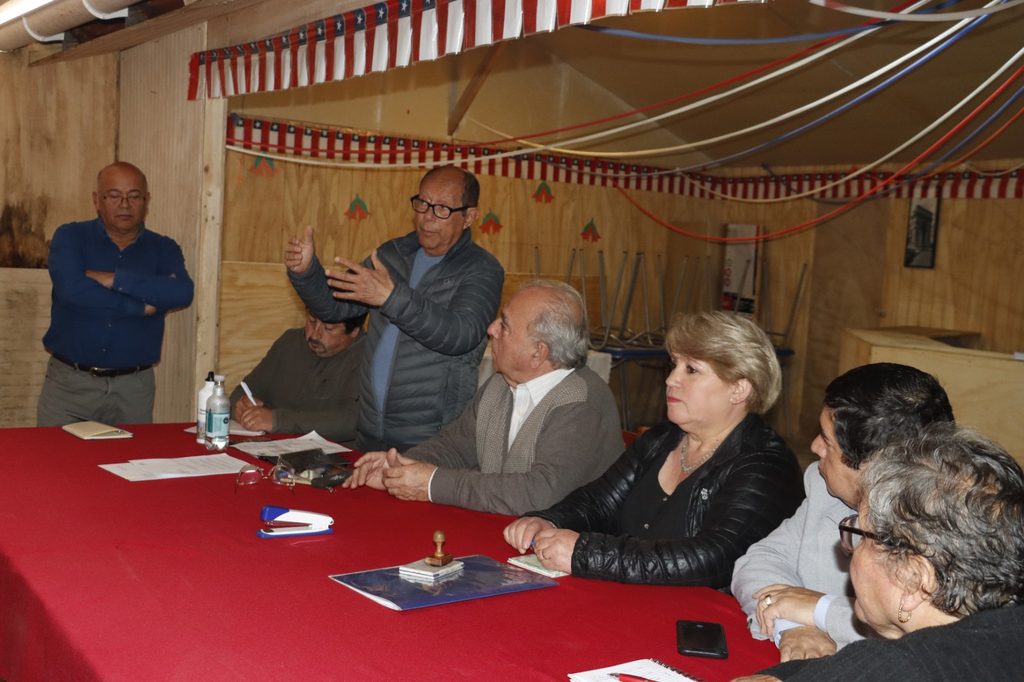 Alcalde de Villarrica y dirigentes vecinales reunidos para exigir mejoras en caminos rurales.
