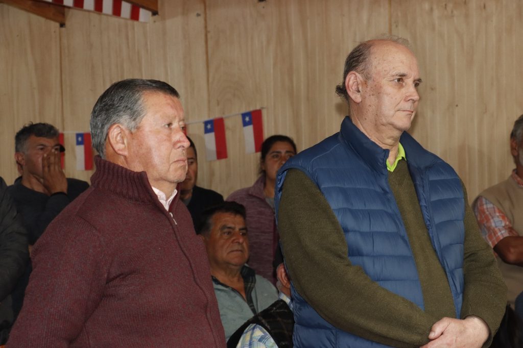 Alcalde de Villarrica y dirigentes vecinales reunidos para exigir mejoras en caminos rurales.
