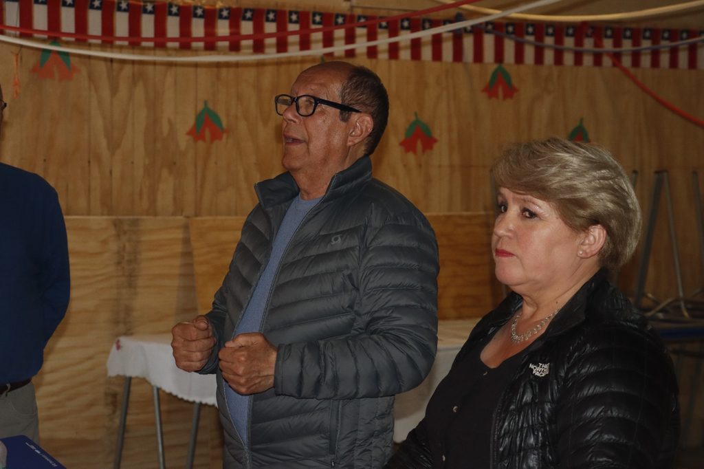 Alcalde de Villarrica y dirigentes vecinales reunidos para exigir mejoras en caminos rurales.