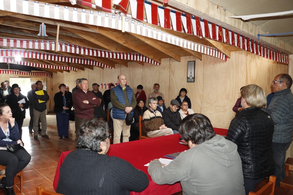 Alcalde de Villarrica y dirigentes vecinales reunidos para exigir mejoras en caminos rurales.