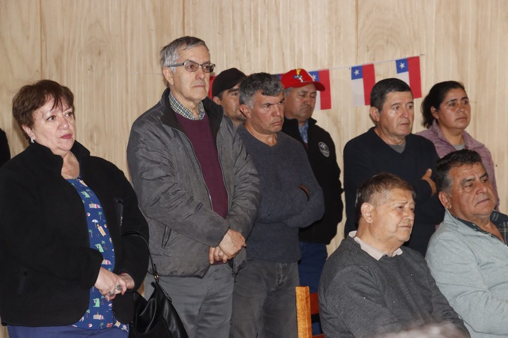 Alcalde de Villarrica y dirigentes vecinales reunidos para exigir mejoras en caminos rurales.