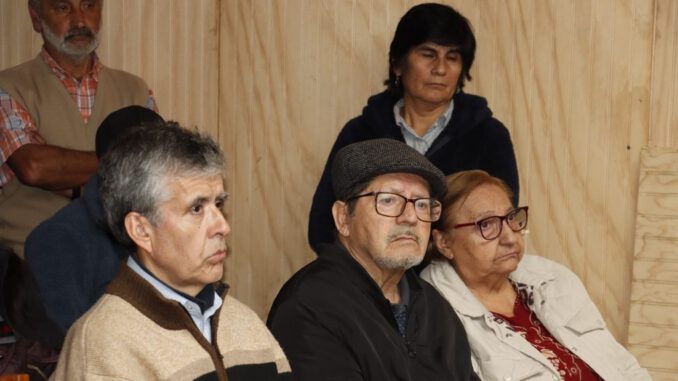 Alcalde de Villarrica y dirigentes vecinales reunidos para exigir mejoras en caminos rurales.