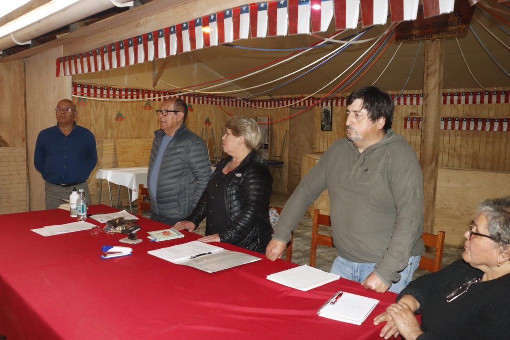 Alcalde de Villarrica y dirigentes vecinales reunidos para exigir mejoras en caminos rurales.