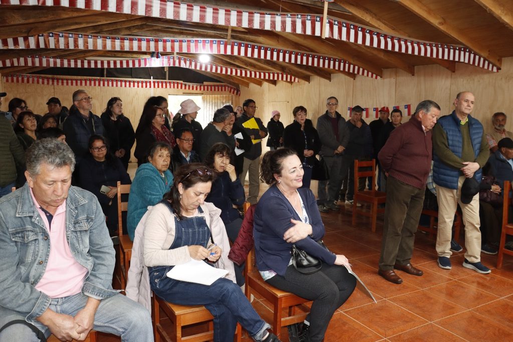 Alcalde de Villarrica y dirigentes vecinales reunidos para exigir mejoras en caminos rurales.