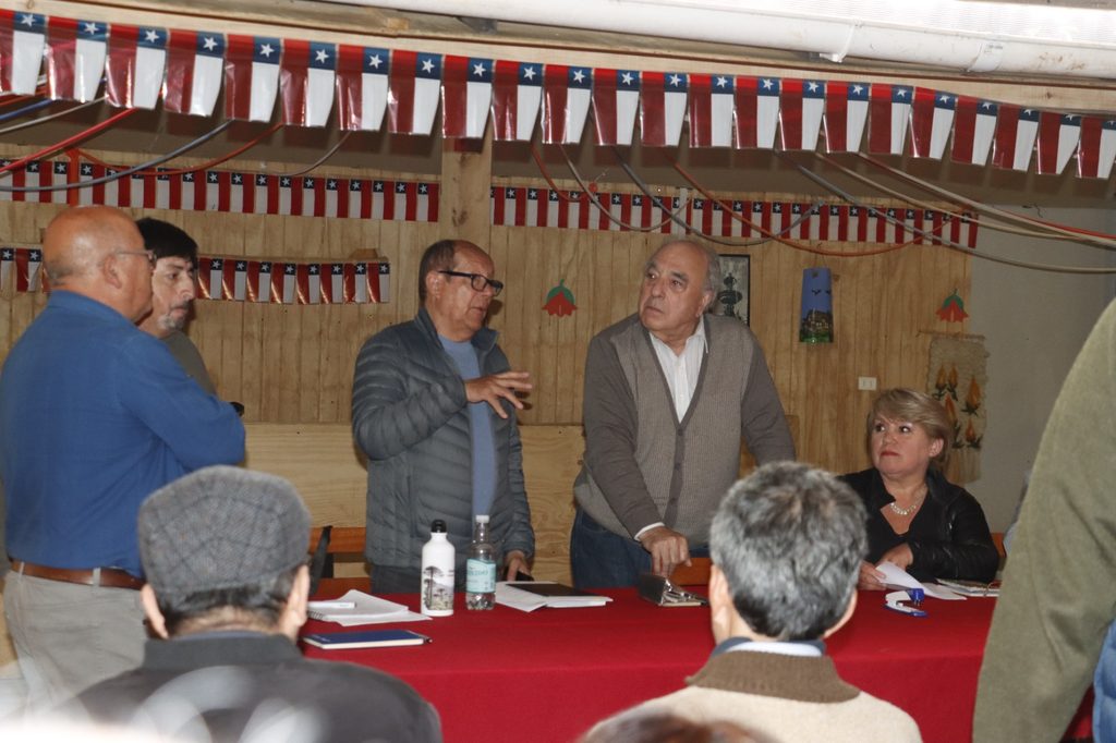 Alcalde de Villarrica y dirigentes vecinales reunidos para exigir mejoras en caminos rurales.